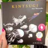 🤍 "KINTSUGI" di Isa Watanabe; @logosedizioni La prima volta che ho sfogliato questo silent non riuscivo a capirlo. Tutti ne parlavano con entusiasmo, ricevevo feedback bellissimi, ma a me non arrivava nulla. Nessuna emozione particolare, nessuno stupore — solo qualche pensiero un po’ forzato, influenzato forse da ciò che avevo sentito dire in giro. Poi, qualche tempo dopo, mi sono ritrovata a riaprire Kintsugi in un momento diverso, con una mente e un cuore completamente nuovi. Con più apertura, e con quella voglia autentica di lasciarmi toccare, magari anche turbare.È stata in quella seconda lettura che ho permesso a me stessa di sentire davvero lo smarrimento e il dolore inevitabile della rottura di tutto ciò che per noi ha importanza.Un cammino difficile e doloroso, che porta il piccolo coniglio protagonista a sprofondare nelle proprie "crepe" , per scoprirle, osservare o semplicemente comprenderle. Kintsugi è un silent che ci invita a guardare da vicino le nostre perdite, a toccarle con mano e a scoprire, proprio in ciò che resta, la possibilità di ricominciare. Di creare qualcosa di nuovo e prezioso.#psicologia#libroterapia#albo#alboillustrato
