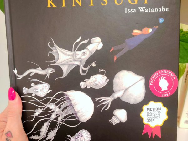 🤍 "KINTSUGI" di Isa Watanabe; @logosedizioni La prima volta che ho sfogliato questo silent non riuscivo a capirlo. Tutti ne parlavano con entusiasmo, ricevevo feedback bellissimi, ma a me non arrivava nulla. Nessuna emozione particolare, nessuno stupore — solo qualche pensiero un po’ forzato, influenzato forse da ciò che avevo sentito dire in giro. Poi, qualche tempo dopo, mi sono ritrovata a riaprire Kintsugi in un momento diverso, con una mente e un cuore completamente nuovi. Con più apertura, e con quella voglia autentica di lasciarmi toccare, magari anche turbare.È stata in quella seconda lettura che ho permesso a me stessa di sentire davvero lo smarrimento e il dolore inevitabile della rottura di tutto ciò che per noi ha importanza.Un cammino difficile e doloroso, che porta il piccolo coniglio protagonista a sprofondare nelle proprie "crepe" , per scoprirle, osservare o semplicemente comprenderle. Kintsugi è un silent che ci invita a guardare da vicino le nostre perdite, a toccarle con mano e a scoprire, proprio in ciò che resta, la possibilità di ricominciare. Di creare qualcosa di nuovo e prezioso.#psicologia#libroterapia#albo#alboillustrato