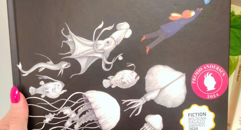 🤍 "KINTSUGI" di Isa Watanabe; @logosedizioni La prima volta che ho sfogliato questo silent non riuscivo a capirlo. Tutti ne parlavano con entusiasmo, ricevevo feedback bellissimi, ma a me non arrivava nulla. Nessuna emozione particolare, nessuno stupore — solo qualche pensiero un po’ forzato, influenzato forse da ciò che avevo sentito dire in giro. Poi, qualche tempo dopo, mi sono ritrovata a riaprire Kintsugi in un momento diverso, con una mente e un cuore completamente nuovi. Con più apertura, e con quella voglia autentica di lasciarmi toccare, magari anche turbare.È stata in quella seconda lettura che ho permesso a me stessa di sentire davvero lo smarrimento e il dolore inevitabile della rottura di tutto ciò che per noi ha importanza.Un cammino difficile e doloroso, che porta il piccolo coniglio protagonista a sprofondare nelle proprie "crepe" , per scoprirle, osservare o semplicemente comprenderle. Kintsugi è un silent che ci invita a guardare da vicino le nostre perdite, a toccarle con mano e a scoprire, proprio in ciò che resta, la possibilità di ricominciare. Di creare qualcosa di nuovo e prezioso.#psicologia#libroterapia#albo#alboillustrato